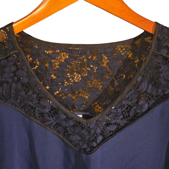 Express Women's Blue Chiffon Blouse Cap Sleeved Black Inlaid Lace Yoke Size XS - Picture 3 of 9